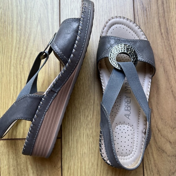 Comfortable gray sandals - Picture 4 of 9